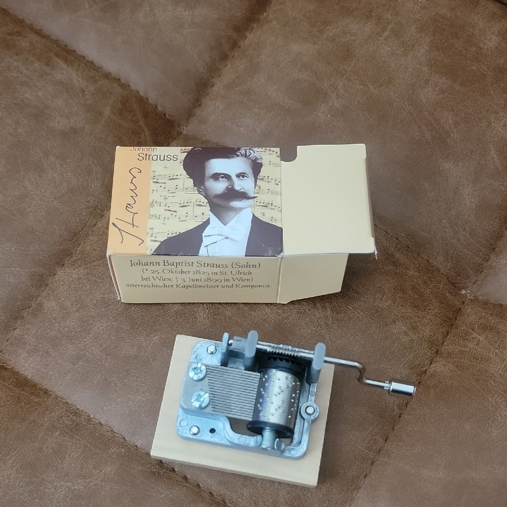 Music Box , Fridolin German Hand Crank Small